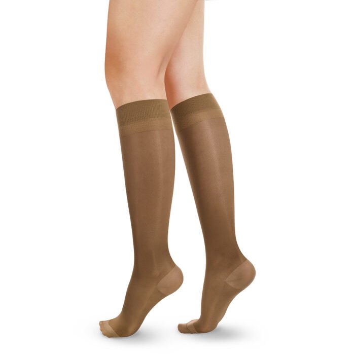 Media opaca a la rodilla compresión media 15-20 mmHg Medivaric 1223p color beige.
