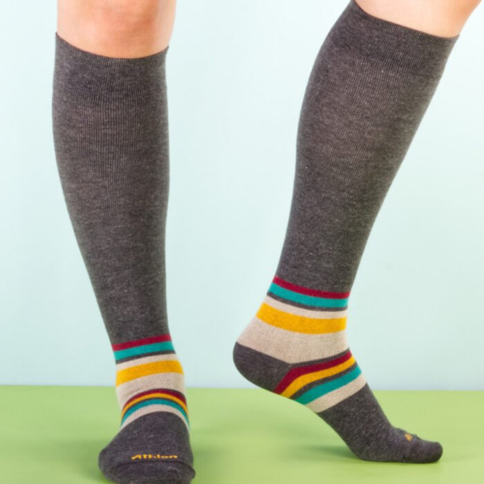 Modelo masculino luciendo media a la rodilla en algodon diseno de rayas vivas gris oscuro Athlon Ref CMO203