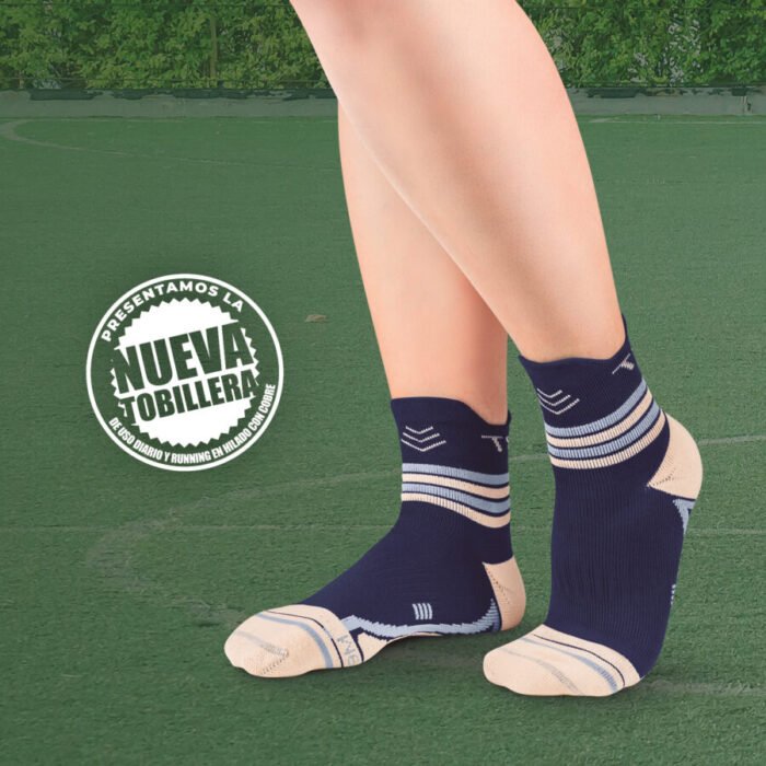 Piernas de persona usando tobilleras deportivas de running con fibras de cobre Medivaric en color azul marino.