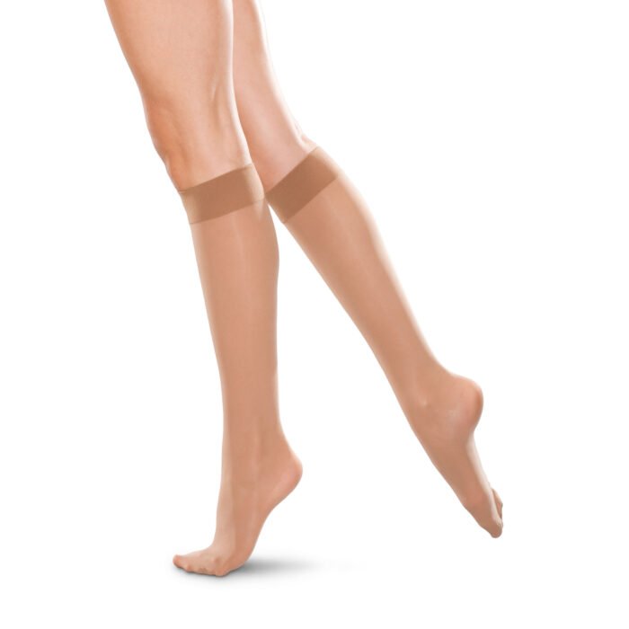 Media a la rodilla de compresión Therafirm en punta cerrada en color arena.