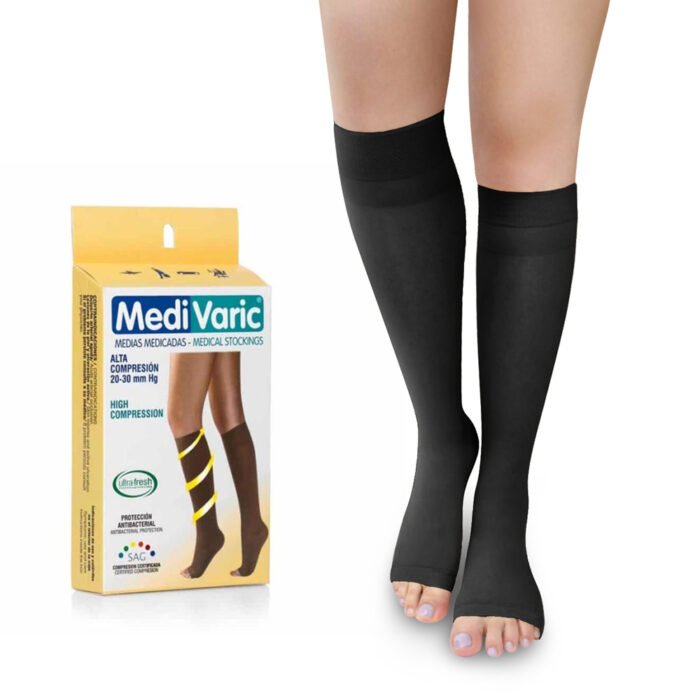 Presentación comercial de media opaca a la rodilla dedos libres compresión alta 20-30 mmHg Medivaric 1233p, mostrando el empaque oficial y el producto en uso color negro.