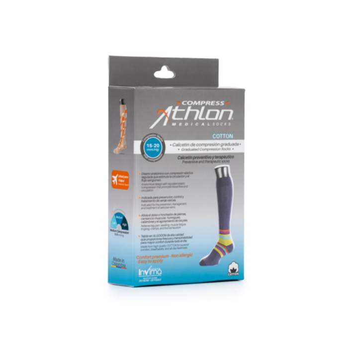 Modelo luciendo media a la rodilla en algodon de compresion media 15 20 mmHg Athlon Ref CA002